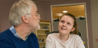 New potential: music therapy for juvenile dementia Dr Adam Ockleford, a man with gray hair and a blue jumper, plays the piano for Lily, who has juvenile dementia and is wearing a pink jumper
